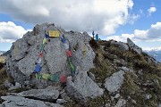 65 Targhetta, Madonnina, adornate con bandierine a ricordo